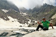 58 D'improvviso sono a rinfrescarmi le idee sulla neve del Lago del Vallone (2226 m)